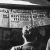 Populares leem manchetes de jornais que anunciam o resultado do referendo institucional em uma banca na Itália, em junho de 1946, quando o país votou pela transição da monarquia para a República.