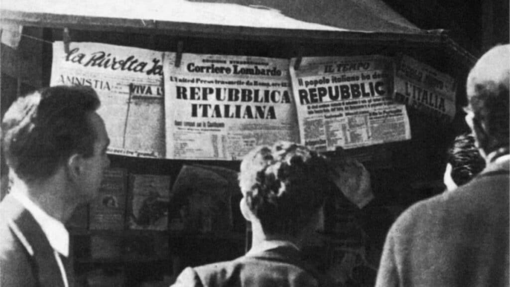 Populares leem manchetes de jornais que anunciam o resultado do referendo institucional em uma banca na Itália, em junho de 1946, quando o país votou pela transição da monarquia para a República.