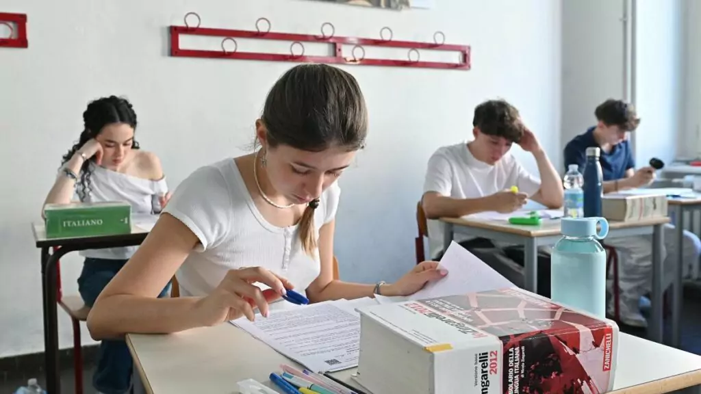 Nesta quinta-feira (18), 527.747 estudantes italianos abriram o exame que encerra o ensino médio no país, a partir da prova de italiano.