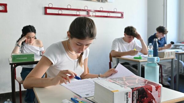 Nesta quinta-feira (18), 527.747 estudantes italianos abriram o exame que encerra o ensino médio no país, a partir da prova de italiano.