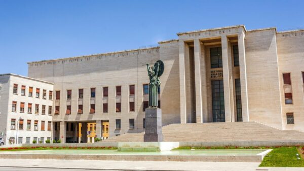 Fachada da Sapienza Universidade de Roma, a melhor universidade italiana no ranking CWUR 2026. Reprodução / Sapienza Università di Roma.