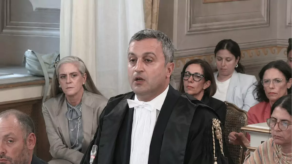 "Perhaps I am one of the first lawyers in the world called upon to make 15 judges change their minds about something they have already decided." With this phrase, lawyer Marco Mellone opened his oral argument at the Italian Constitutional Court this Tuesday (9).