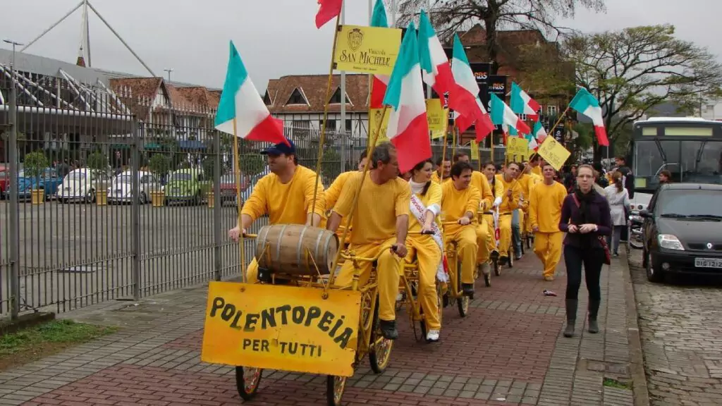 ‘Polentopeia’: bicicleta gigante de SC prepara polenta durante pedaladas com música italiana