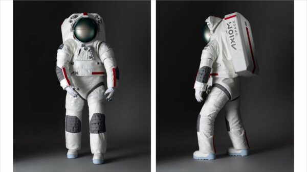 O traje espacial AxEMU, desenvolvido pela Prada para a Axiom Space, apresentado em Nova York em 7 de junho de 2026. Foto: Divulgação / Axiom Space e Prada.