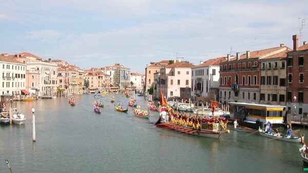Corteo histórico da Regata Storica no Grande Canal de Veneza