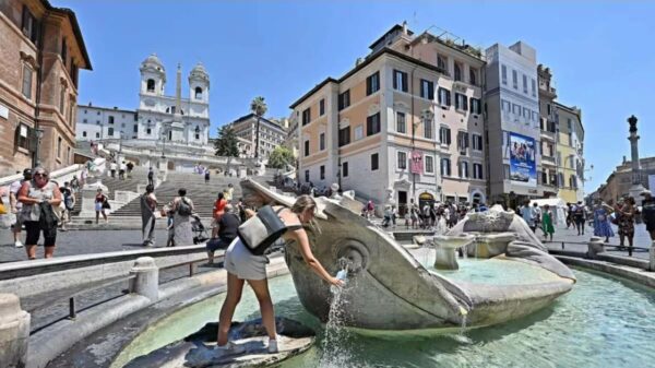 Turista enche garrafa na Fontana della Barcaccia, na Piazza di Spagna, em Roma, durante a onda de calor que atinge a Itália em junho de 2026.