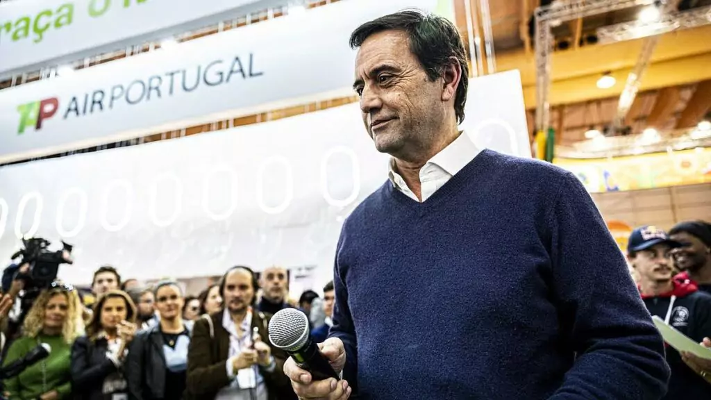 O presidente da TAP, Luís Rodrigues, fala diante do estande da TAP Air Portugal durante evento da companhia, que celebra 60 anos de operações no Brasil em 2026. Foto: Reinaldo Rodrigues/Global Imagens.