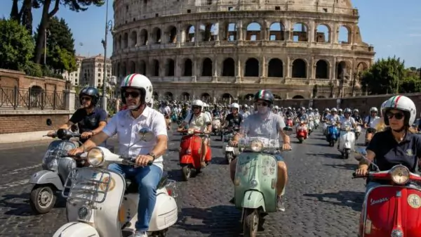Desfile comemorativo dos 80 anos da Vespa percorre o centro histórico de Roma, na Itália, neste sábado (27), reunindo cerca de 25 mil participantes de 67 países. Foto: Reprodução/Instagram.