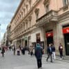 Pedestres caminham pela Via del Corso, no centro de Roma. A rua concentra parte do comércio que reduz o horário no feriado de 2 de junho.