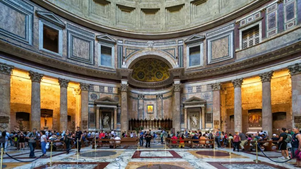 Visitantes percorrem o interior do Pantheon, em Roma, monumento que terá abertura noturna diária em agosto de 2026. Foto: Depositphotos