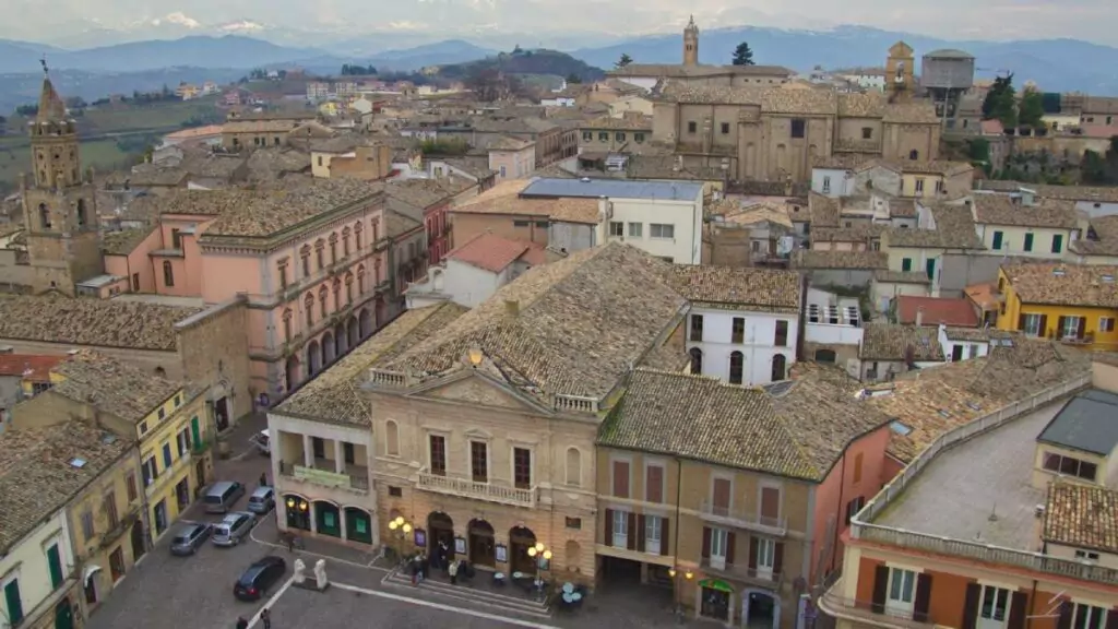 Vista aérea do centro histórico de Atri, na província de Teramo (Abruzzo), com a cordilheira do Gran Sasso nevada ao fundo, durante o inverno.