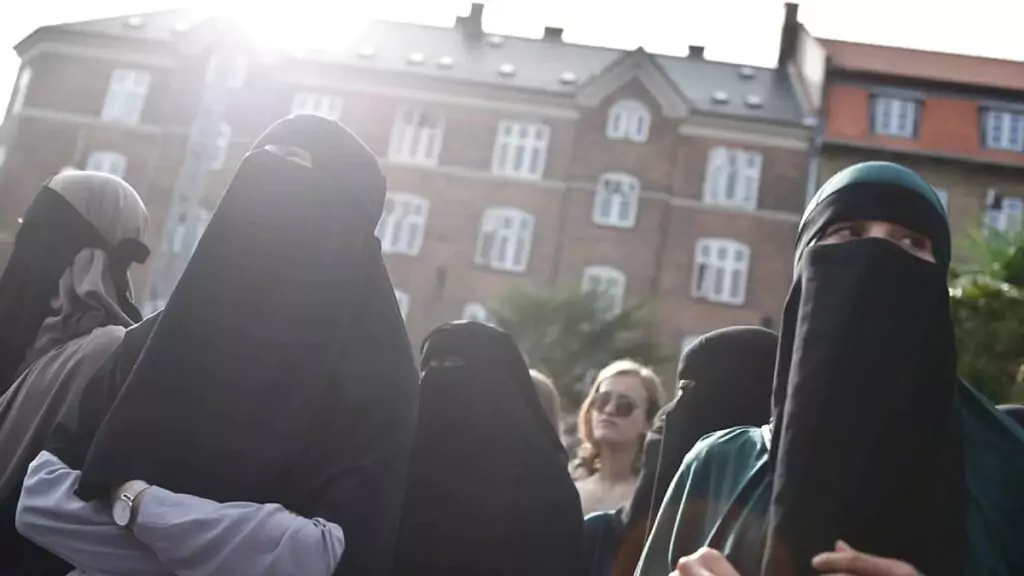 Portugal bans veils that cover the face; see what Italy proposes.