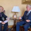 O presidente da Corte Constitucional, Giovanni Amoroso (à esq.), entrevista o presidente emérito Mario Rosario Morelli na sede da Corte, em Roma, em junho de 2026. (Foto: Reprodução/Corte Costituzionale)