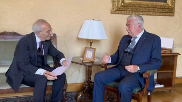 O presidente da Corte Constitucional, Giovanni Amoroso (à esq.), entrevista o presidente emérito Mario Rosario Morelli na sede da Corte, em Roma, em junho de 2026. (Foto: Reprodução/Corte Costituzionale)