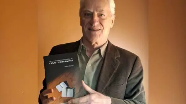 O arquiteto e escritor Airton Cattani com seu livro "Os (quase) verdadeiros diários de um casal de imigrantes", que será lançado em Garibaldi (RS) em 1º de agosto de 2026. Foto: Divulgação