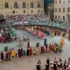 Figurantes em trajes medievais representam os quatro distritos de Pistoia na Piazza del Duomo, na Toscana, durante cerimônia da Giostra dell'Orso, torneio disputado todo 25 de julho. (Foto: Reprodução)