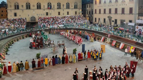 Figurantes em trajes medievais representam os quatro distritos de Pistoia na Piazza del Duomo, na Toscana, durante cerimônia da Giostra dell'Orso, torneio disputado todo 25 de julho. (Foto: Reprodução)