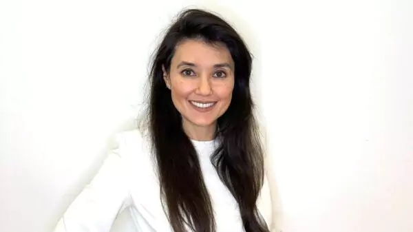 A pneumologista e intensivista brasileira Letícia Kawano, radicada em Portugal há três anos, aponta a segurança da família como principal motivo da migração de médicos do Brasil para o país europeu, em imagem divulgada em janeiro de 2026. Crédito: Arquivo pessoal / Público.