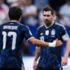Giuliano Simeone (17) e Lionel Messi (10) conversam durante partida da seleção argentina na Copa do Mundo de 2026, nos Estados Unidos.