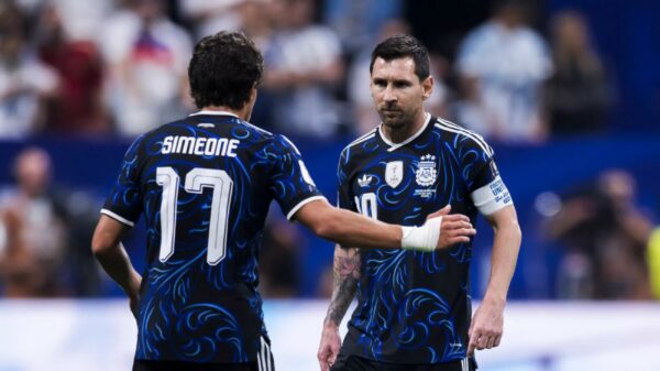 Giuliano Simeone (17) e Lionel Messi (10) conversam durante partida da seleção argentina na Copa do Mundo de 2026, nos Estados Unidos.