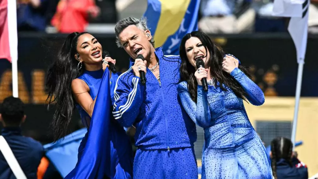 La cantante actuó junto a Robbie Williams y Nicole Scherzinger en el MetLife Stadium, repitiendo su actuación conjunta del Mundial de Clubes.