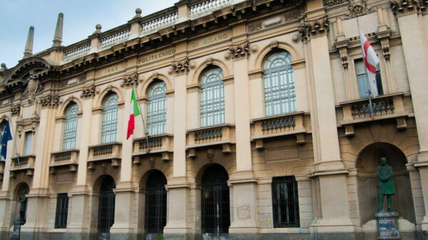 Fachada da sede histórica do Politecnico di Milano, inaugurada em 1863, em Milão, universidade de referência da cidade italiana mais bem colocada no ranking QS Best Student Cities 2027, divulgado em julho de 2026. (Foto: Reprodução)