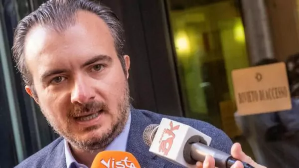 Riccardo Molinari, líder da Lega na Câmara dos Deputados, apresentou a proposta que endurece as regras da cidadania italiana
