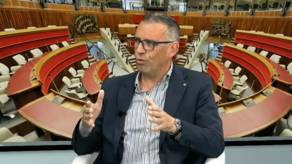 O conselheiro Michele Malfer, do Campobase, fala sobre a proposta de cidadania para descendentes de trentinos durante entrevista à emissora Trentino TV, na Itália. (Foto: Reprodução/Trentino TV).