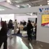 Estudantes participam de atividades de orientação no espaço "Talenti al lavoro" da Veneto Lavoro, que reúne serviços de busca de emprego no Vêneto.