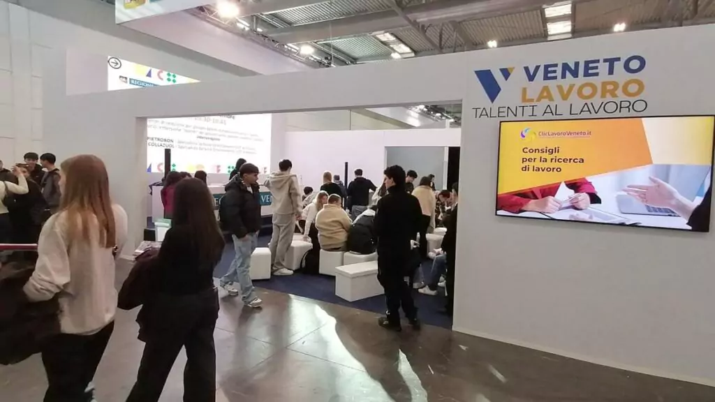 Estudantes participam de atividades de orientação no espaço "Talenti al lavoro" da Veneto Lavoro, que reúne serviços de busca de emprego no Vêneto.