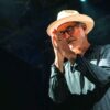 Ludovico Einaudi durante apresentação ao piano; músico italiano fará dois concertos em São Paulo em março de 2027 | Foto: LaPresse