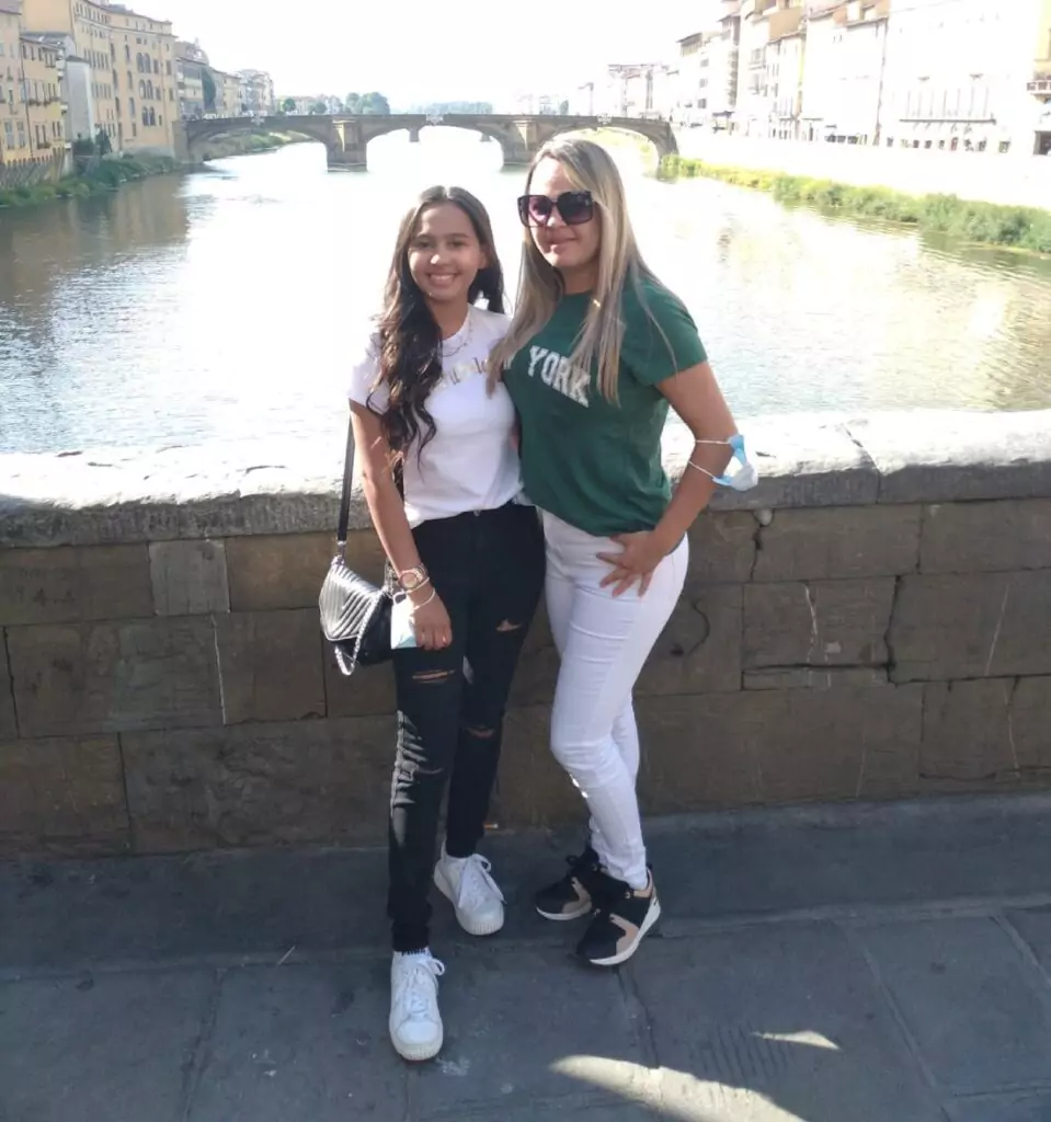 Maria Clara e a mãe: a família vive na Florença, na Toscana | Foto: Facebook