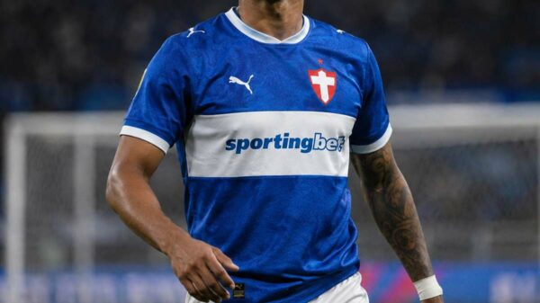 Camisa azul do Palmeiras resgata a Cruz de Savoia, símbolo das origens italianas do clube | Foto: Criada por IA