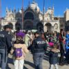 Policiais patrulham a Praça São Marcos, uma das áreas mais movimentadas por turistas em Veneza | Foto: Reprodução/La Milano