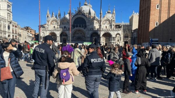 Policiais patrulham a Praça São Marcos, uma das áreas mais movimentadas por turistas em Veneza | Foto: Reprodução/La Milano
