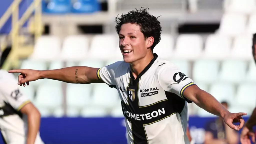 Simone Lontani comemora gol com a camisa do Parma | Foto: Reprodução