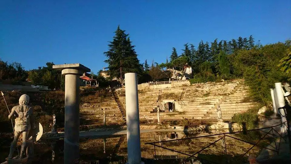 O falso anfiteatro construído em Arcugnano, nos arredores de Vicenza, após o abandono da atração | Foto: Stefano Maruzzo/Il Giornale di Vicenza
