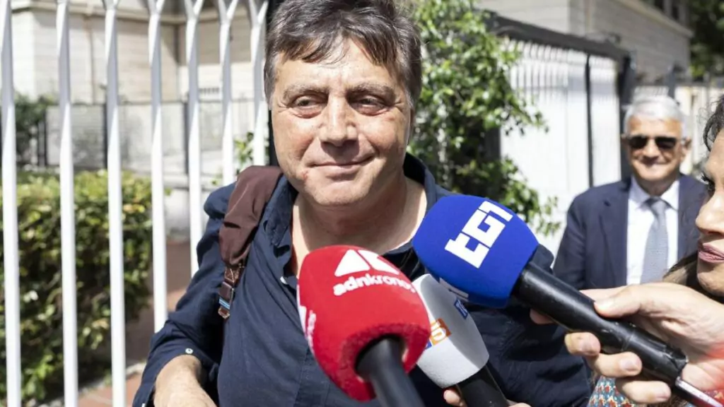 Valter Lavitola, excandidato de Forza Italia, fue arrestado en relación con la investigación del ataque contra el periodista Sigfrido Ranucci | Foto: Ansa