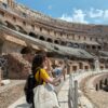 Turista registra imagens durante visita ao interior do Coliseu, em Roma, área que passou a integrar a nova “zona vermelha” de segurança da capital italiana.