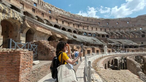Turista registra imagens durante visita ao interior do Coliseu, em Roma, área que passou a integrar a nova “zona vermelha” de segurança da capital italiana.