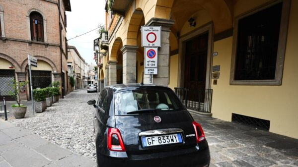 Fiat 500 em uma rua de Pádua, na região do Vêneto, norte da Itália.
