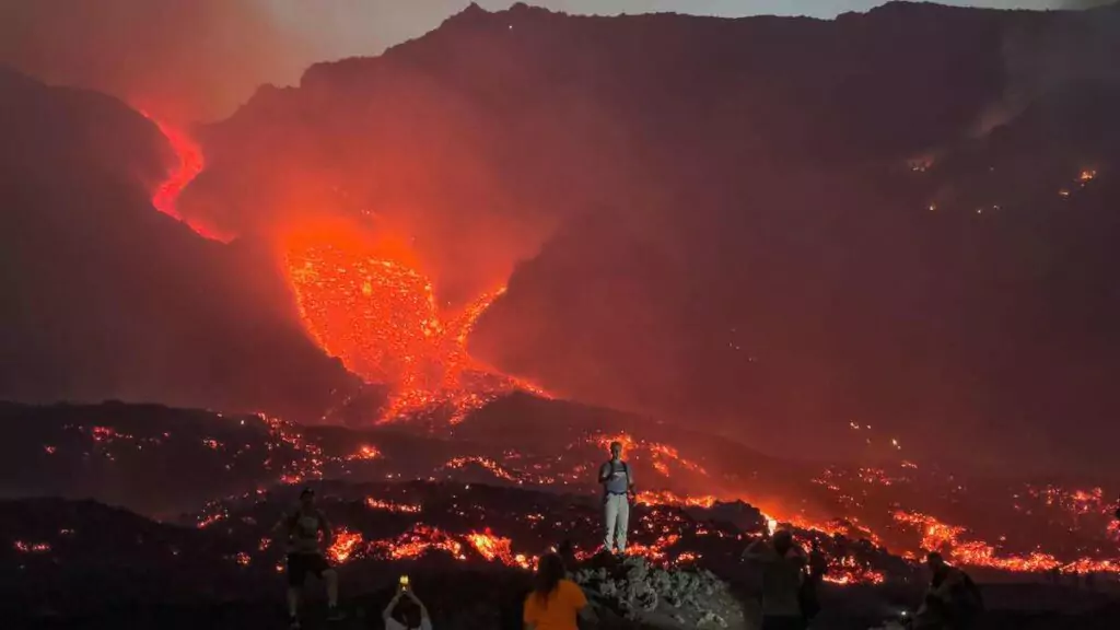 Turistas visitam o Monte Etna, na Sicília, um dos vulcões mais ativos do mundo | Foto: ANSA