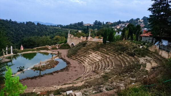 O falso anfiteatro construído em Arcugnano, nas colinas de Vicenza, foi apresentado durante anos como uma antiga estrutura romana | Foto: Reprodução