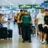 Gli ufficiali della Guardia Civile effettuano controlli doganali e sui passaporti al Terminal 1 dell'aeroporto Josep Tarradellas di Barcellona-El Prat a Barcellona. Foto: Kike Rincón