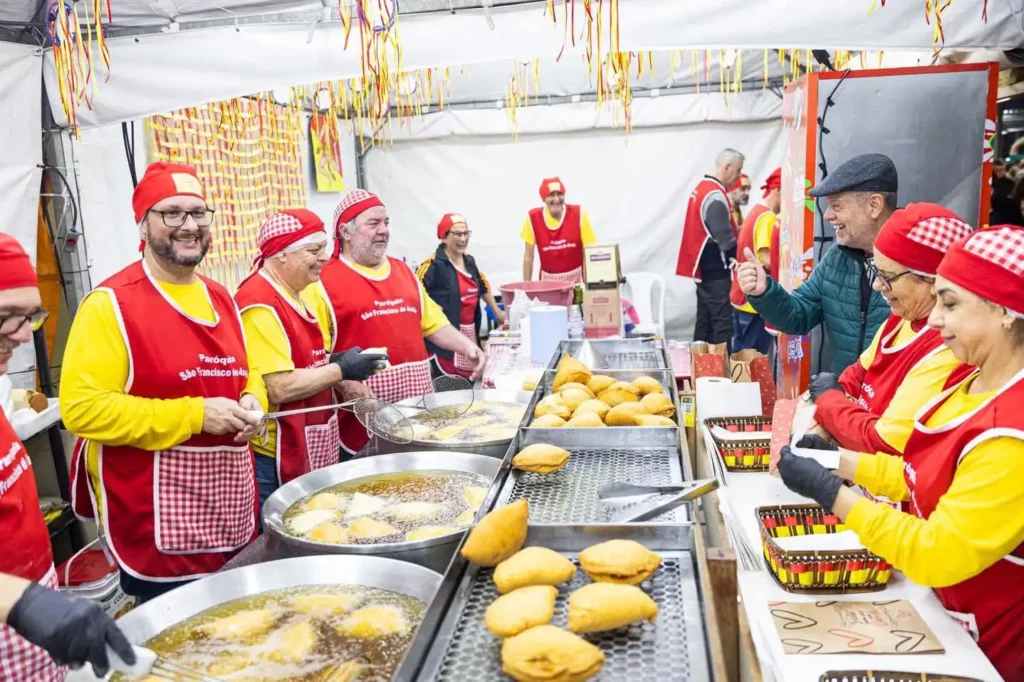 Voluntários preparam pratos em uma das barracas gastronômicas da 33ª Festa Italiana de São Caetano do Sul | Foto: Divulgação