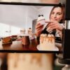 Criadora de conteúdo grava vídeo de gastronomia com celular; restaurantes italianos começam a impor limites à atuação de influencers | Foto: Depositphotos