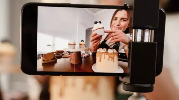 Criadora de conteúdo grava vídeo de gastronomia com celular; restaurantes italianos começam a impor limites à atuação de influencers | Foto: Depositphotos