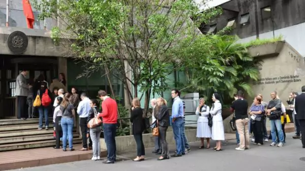 Fila para atendimento no Consulado-Geral da Itália em São Paulo, na Avenida Paulista. Crédito: Alexandre Moreira / Brazil Photo Press