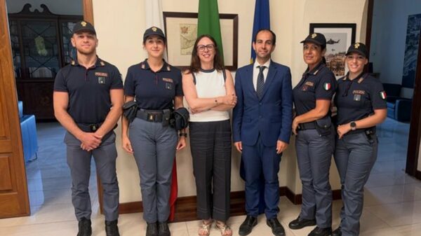 Policiais italianos patrulham Malta ao lado da polícia local em agosto