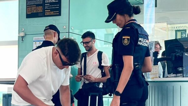 Passageiros vindos da Itália são retidos em aeroporto de Barcelona sob calor